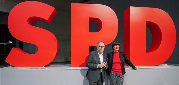 Pflegefinanzen: SPD beschließt neues Konzept Einigkeit in Sachen Pflege beim SPD-Parteitag: Unter dem neuen Vorsitz mit Norbert Walter-Borjans (l) und Saskia Esken wurde unter anderen für Beitragserhöhungen zur Pflegeversicherung gestimmt.