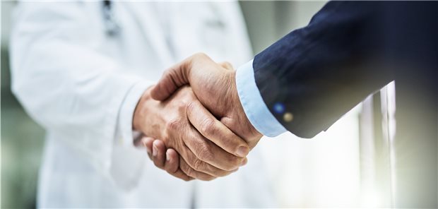 Einigung auf Übernahme einer Zahnarztpraxis oder den Beitritt zu einer BAG? Beides sind die Favoriten, wenn Zahnärzte den Schritt in die Selbstständigkeit wagen.