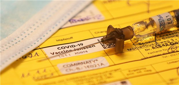 Einigung erzielt: In Schleswig-Holstein erhalten Ärzte und Ärztinnen 15 Euro für eine COVID-Impfung.