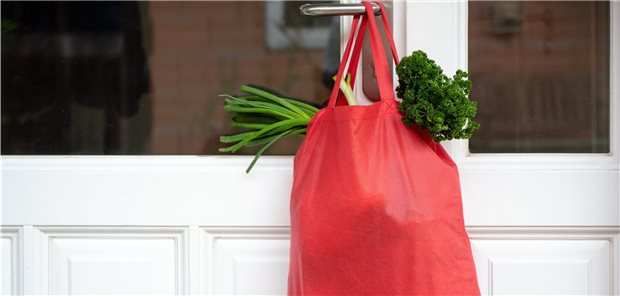 Einkaufen für den kranken Nachbarn: Je konsequenter die Lockdown-Maßnahmen sind, desto schneller sind sie auch wieder vorbei.