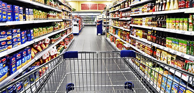 Ab 2019 weniger Zucker und Fett in Fertigprodukten Einkaufen im Supermarkt: Fertiglebensmittel sollen künftig weniger Zucker, Fette und Salz enthalten.