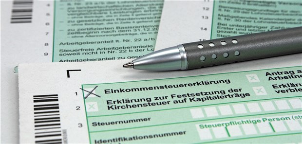 Wie die Steuer zur Zinsfalle werden kann Einkommenssteuererklärung: 15 Monate nach Ablauf des Kalenderjahres, für das die Steuer festgesetzt wird, beginnt die Verzinsung der Steuernachforderung. Der Zinssatz beträgt 0,5 Prozent monatlich.