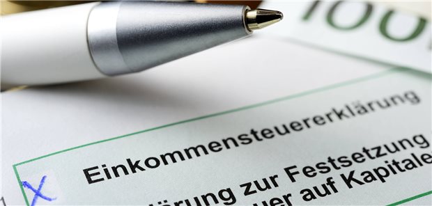 Einkommensteuererklärung: Selbstständige erhalten die Energiepreispauschale über eine Kürzung der Einkommensteuervorauszahlung. Die meisten Arbeitnehmer, also auch MFA und angestellte Ärzte in Praxen und MVZ, werden im September die 300 Euro bekommen – und einen Teil davon gleich versteuern.
