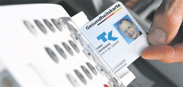 Austausch der Kartenleser nötig? Einlesen der E-Card: Mit den neuen Karten, die ab nächstem Jahr ausgeben werden, könnte manch ein Kartenleser nicht mehr zurecht kommen.