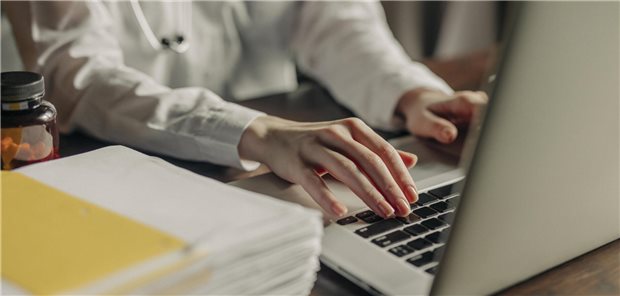 Einmal im Monat schalten Hausärztinnen und Hausärzte Rheumatologen der Uniklinik Mainz in ihre Sprechstunde. Dadurch können Diagnosen sehr schnell gestellt werden.