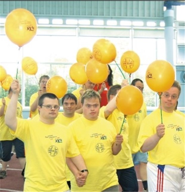 Down-Sportlerfestival mit Rekordbeteiligung Einmarsch: Das Sport-Festival kann beginnen.