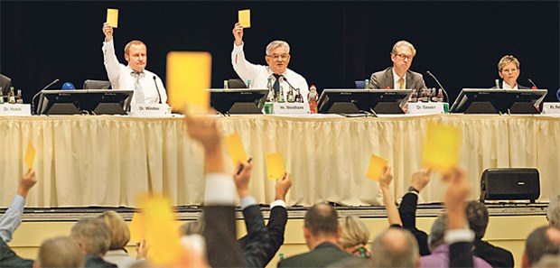 Klares Nein zum Versorgungsgesetz Einmütig gegen das Versorgungsgesetz: Abstimmung der KBV-VV zur Resolution.