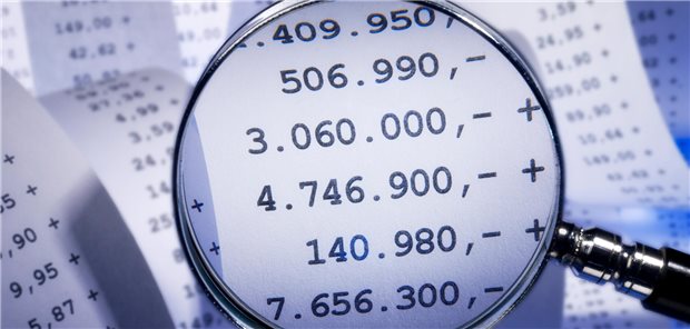 Eine Lupe mit vergrößerten Zahlen