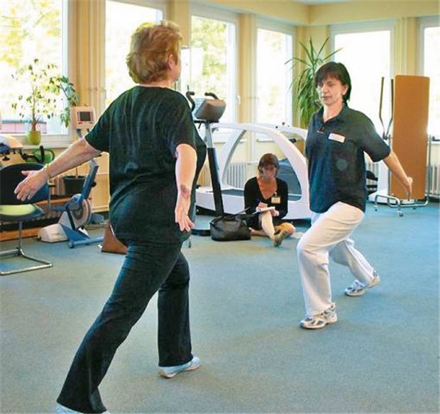 Parkinson-Kranke lernen große Schritte "Eins!" Laut wie Karatekämpfer zählen Parkinson-Patientin (I.) und Physiotherapeutin die Übungen mit. Das soll große Schritte erleichtern.