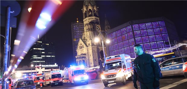 Besondere Versorgungsstrukturen für traumatisierte Rettungskräfte Einsätze in Extremsituationen – wie hier beim Anschlag auf den Weihnachtsmarkt auf dem Berliner Breitscheidplatz 2016, können posttraumatische Belastungsstörungen bei Rettungskräften nach sich ziehen.