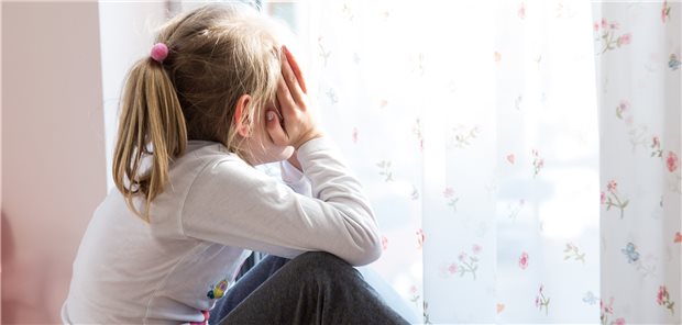 Einsam zu Hause: In der Coronakrise brachen für viele Kinder und Jugendliche wegen Kita- und Schulschließungen nicht nur soziale Kontakte weg.