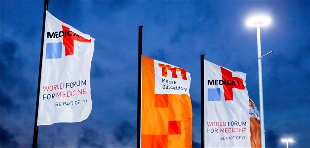Corona verbannt Medica und Compamed ins Web Einsame Fahnen auf dem Düsseldorfer Messegelände: Die Medica findet dieses Jahr rein virtuell statt, die Messehallen bleiben coronabedingt geschlossen.