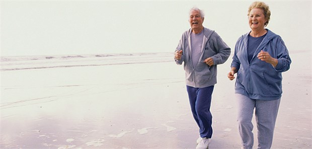 Jetzt geht es um eine bessere Vernetzung Einsame Läufer, einsame Präventionsaktivität: Ein Seniorenpaar joggt am Strand.