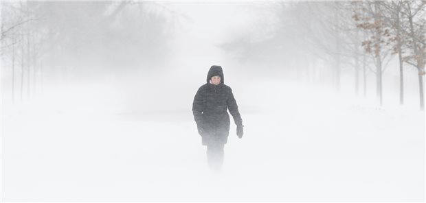 Bayerns Gesundheitsminister Holetschek plant Maßnahmen gegen Einsamkeit A person walks through the Central Experimental Farm during strong winds and snow squalls in Ottawa, Canada, on Saturday, Dec. 24, 2022.