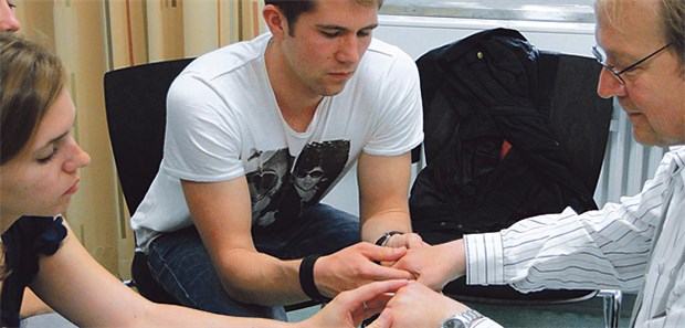 Was Ärzte von ihren Patienten lernen können Einsatz an der Uni Münster: Die Patient Partners der Deutschen Rheuma-Liga üben mit Medizinstudenten - oder Ärzten - nicht nur das Patientengespräch, sondern auch die Untersuchung der Gelenke.