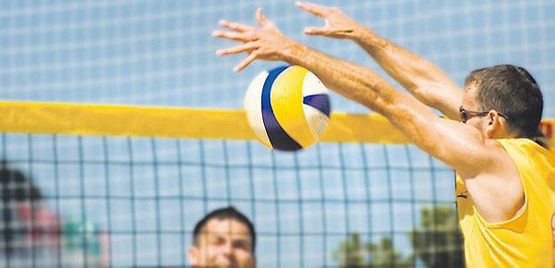 Darum kommt es zu blauen und blassen Fingern Einsatz beim Volleyball: Dabei kann es zur Kompression der Arteria circumflexa hum. posterior durch den Humeruskopf kommen.