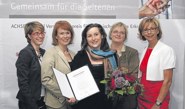 Für die Waisenkinder in der Medizin Einsatz für die Waisenkinder in der Medizin: ACHSE-Lotsin Christine Mundlos, Moderatorin Vera Cordes, Preisträgerin Nicole Schwarzer, Soma-Mitarbeiterin Simone Detering, Laudatorin Maria von Welser (v.l.).