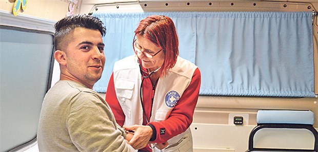 Mobile Sprechstunde für Flüchtlinge in München Einsatz im Arztmobil: Dr. Stephanie Sammet behandelt einen Patienten.