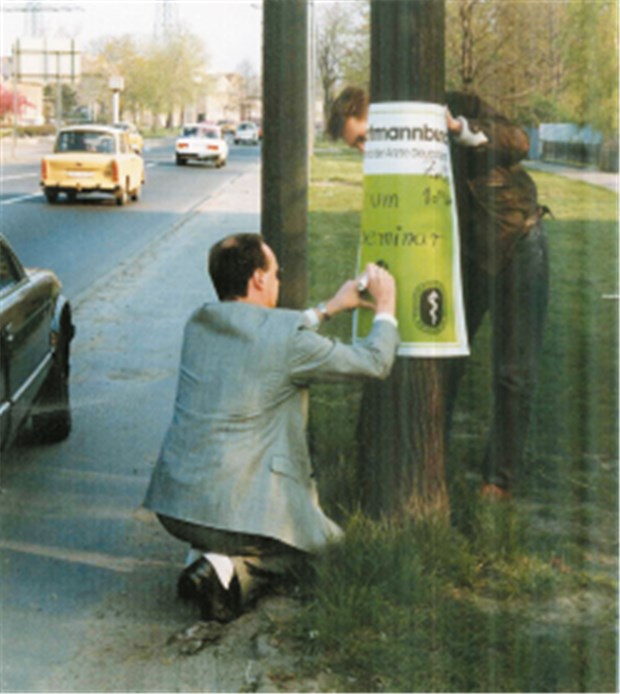 "Das Fest wollte kein Ende nehmen" Einsatz im Osten, 1989: Michael Piechnik wirbt für den Hartmannbund.