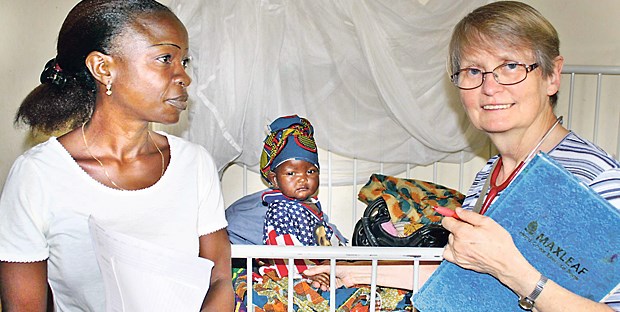 30 Jahre Ärzte für die Dritte Welt Einsatz im Serabu Community Hospital in Sierra Leone: Dr. Anneliese Winterstein (rechts).