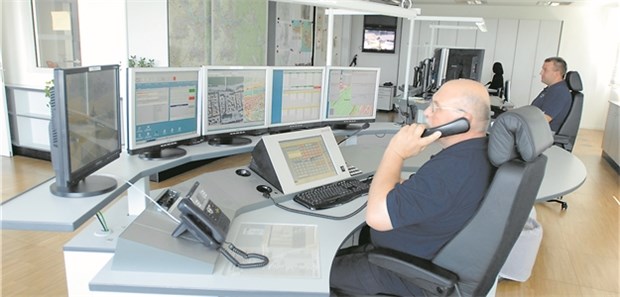 Integrierte Leitstelle soll Notfallversorgung richten Einsatz in der Feuerwehrleitstelle: In einer Leitstelle wie dieser sollen die Fäden für das Pilotprojekt in Westfalen-Lippe zusammenlaufen.