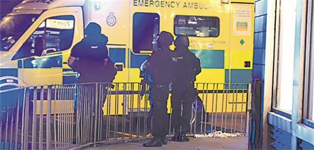 Ärzte und Kliniken müssen sich auf Terrorfall vorbereiten! Einsatz nach dem Anschlag in Manchester: Bei einem Popkonzert hatte ein Selbstmordattentäter 22 Menschen getötet. © picture alliance / empics
