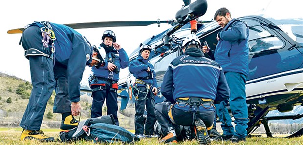 So identifizieren Rechtsmediziner die Opfer Einsatzkräfte bereiten sich auf die nächste Suche vor. Im Team ist meist auch ein Rechtsmediziner, der die Leichen vor Ort identifizieren soll.