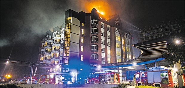 Patientin zündete sich an Einsatzkräfte der Feuerwehr löschen am Donnerstag einen Brand an der Bochumer Uniklinik Bergmannsheil.