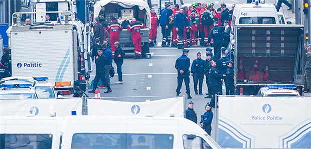 'Wir können den Krisenplänen vertrauen' Einsatzkräfte nach dem Terroranschlag in der U-Bahnstation Station Maelbeek in Brüssel: Nach den Bombenanschlägen in Belgien werden in Deutschland Notfall- und Krisenpläne überprüft.