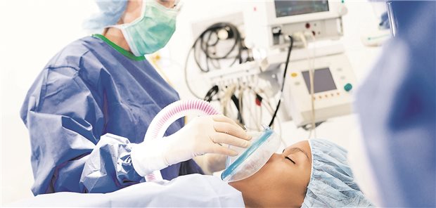 Eine Patientin wird von einer Anästhesitin unter Vollnarkose gesetzt. 