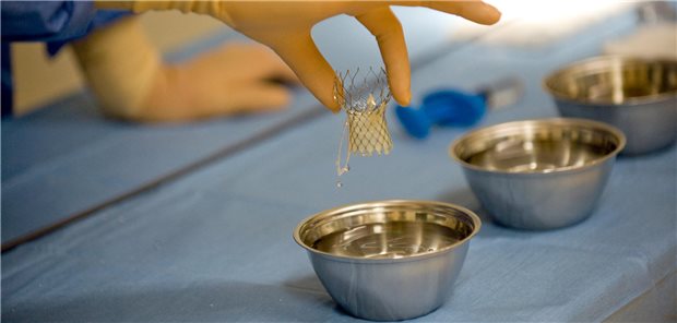 Einsetzen einer künstlichen Herzklappe durch einen minimal-invasiven Eingriff: Bei Patienten mit Aortenstenose und niedrigem Operationsrisiko ist die TAVI-Methode dem chirurgischem Aortenklappenersatz offenbar nicht überlegen.
