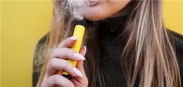 Einstieg ins Tabakrauchen über E-Zigaretten? Die Ärztekammer Nordrhein kritisiert, dass Form und Farbe vor allem auf junge Konsumenten abzielen.