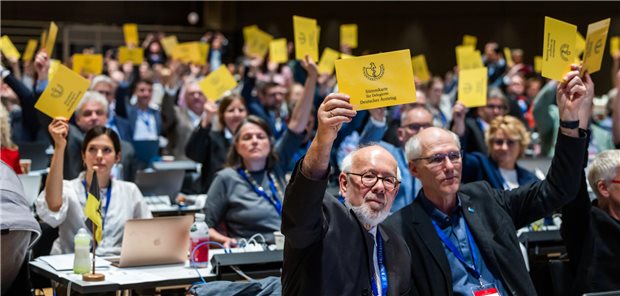 Resolution: Deutscher Ärztetag bekennt sich klar zu Demokratie, Pluralismus und Menschenrechten Einstimmig haben die Delegierten des Deutschen Ärztetags in Mainz eine Resolution pro Demokratie, Pluralismus und Menschenrechte verabschiedet.