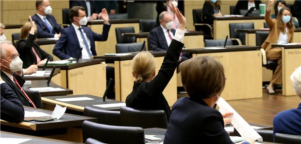 Bundesrat macht Weg frei für Corona-Pläne der Ampel Einstimmig votierte der Bundesrat am Freitag für die am Vortag vom Bundestag verabschiedete Novelle des Bundesinfektionsschutzgesetzes.