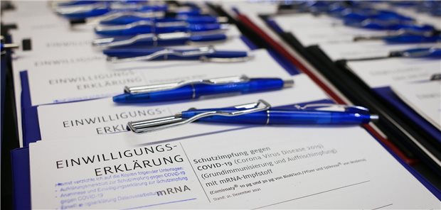 Lauterbach will schnelle Corona-Impfpflicht – Ärzte sind uneins Einwilligungserklärungen zur Schutzimpfung gegen COVID-19 liegen auf einem Tisch