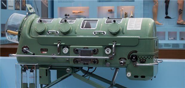 Eiserne Lunge im Museum – trotzdem bleibt Polioschutz wichtig Eiserne Lunge im Hygienemuseum Dresden: In solchen Geräten wurden durch Poliomyelitis gelähmte Kinder in Deutschland noch in den 1960-er Jahren monate- bis jahrelang beatmet.