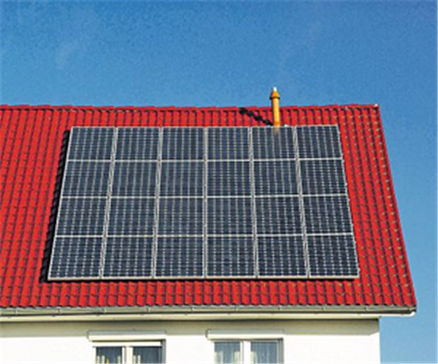 Photovoltaik - Gefahr auf Dächern Eitel Sonnenschein: Photovoltaikanlagen sind Geldbringer. Sind die Module aber defekt, kann das zum Versicherungsfall werden.