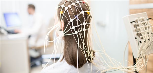 Wenn der Computer das Sprechen übernimmt Elektroenzephalografie: Bereits heute können Prothesen oder Sprachsysteme rein über Hirnströme gesteuert werden. In einem neuen Ansatz werden Gehirn-Computer-Schnittstellen-Elektroden direkt auf dem motorischen Sprachzentrum der Großhirnrinde platziert.