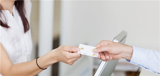 Elektrotatisch aufgeladene Gesundheitskarten haben zuletzt immer wieder Praxissoftware zum Absturz gebracht. Jetzt scheint eine Lösung für das Problem gefunden zu sein.