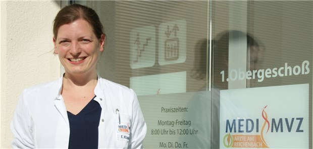 Elena Klippstein, noch Ärztin in Weiterbildung, vor dem MVZ „Ärzte am Reichenbach“.