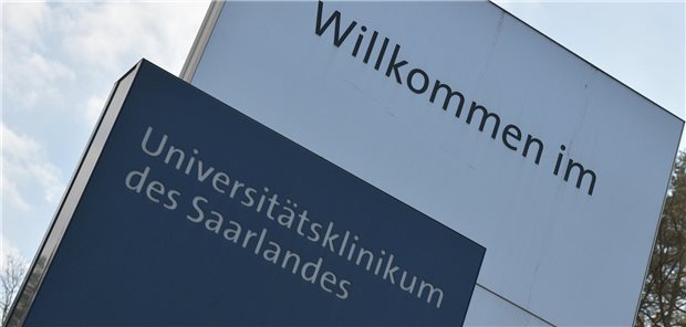Schild mit Schriftzug "Willkommen im Universitätsklinikum des Saarlandes"
