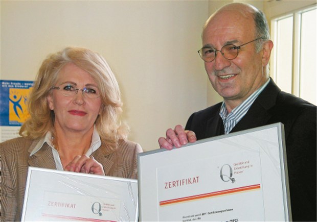 Sozialpädiatrisches Zentrum mit hoher Kompetenz Elinor Lorenz-Ginschel von der Zertifizierungsstelle DEKRA überreicht dem Ärztlichen Leiter Dr. Theodor Michael die Zertifizierungsurkunde. © inh