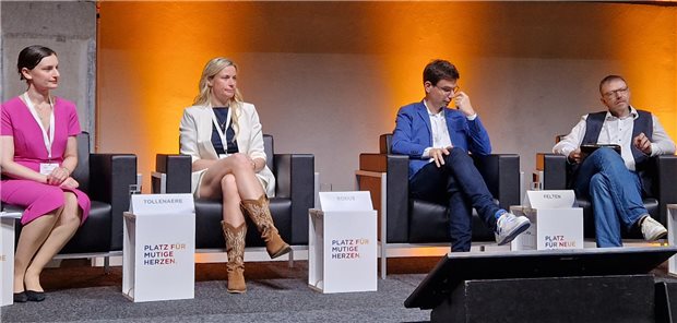 Elizabeth Tollenaere, Sabrina Roßius, Joschka Felten und Peter Koch diskutieren auf dem Hauptstadtkongress über Wertschätzung in der Pflege.