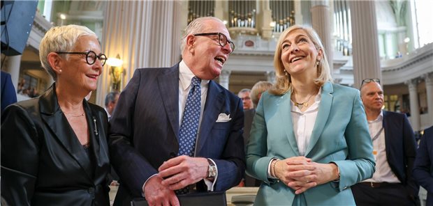 Ellen Lundershausen (l-r), Vizepräsidentin der Bundesärztekammer, Ärztepräsident Klaus Reinhardt und Bundesgesundheitsministerin Nina Warken (CDU) bei der Eröffnung des 129. Deutschen Ärztetags in der Nikolaikirche in Leipzig.