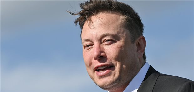 Traum von Elon Musk: Implantate mit Schnittstelle zum menschlichen Gehirn Elon Musk, Tesla-Chef, bei einem Besuch auf der Baustelle der Tesla Gigafactory in Brandenburg vor einigen Jahren. Musk setzt große Hoffnungen in die Neuro-Implantate, auch wenn die invasive Methode Risiken birgt.