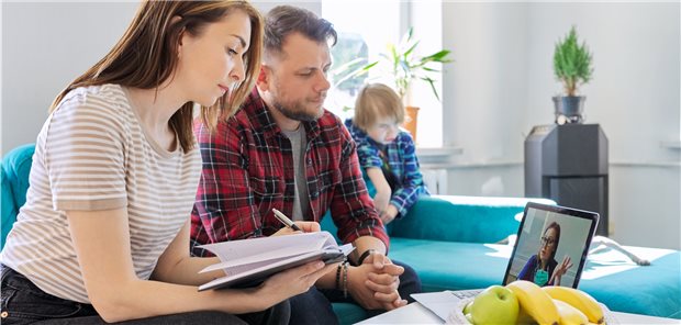 Neues Digital-Zentrum für Sachsen-Anhalt Eltern eines schwerkranken Kindes? Diese sollen bereits in der Startphase durch digitale Konzepte direkt mit Fachpersonal der Universitätsmedizin Halle in Dialog treten können (Symbolbild mit Fotomodellen).