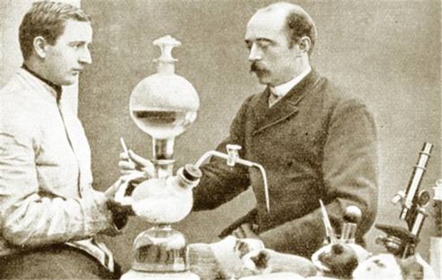 Oft vergingen Jahrzehnte bis zum Nobelpreis Emil von Behring (re.) und sein Assistent Herrmann Scholz im Labor in Berlin.