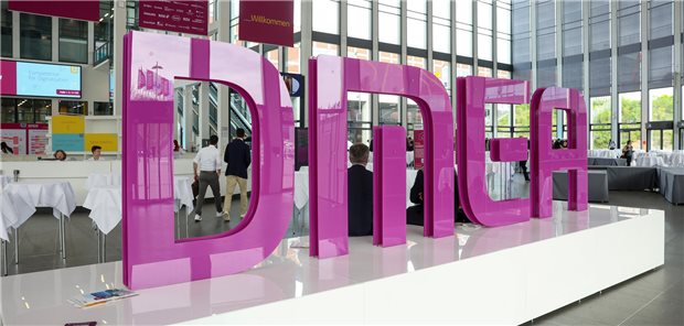 Empfang der Zuschauer bei der Gesundheits-IT-Messe DMEA vor einem Jahr: Vor dem Start der DMEA 2025 sprüht die Branche vor Optimismus, dass es nun mit der Digitalisierung vorangeht.