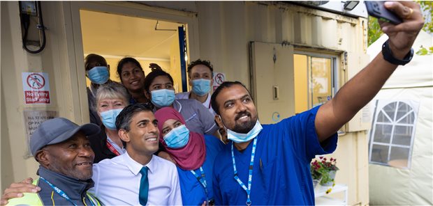 Ende Oktober besuchte der neue britische Premierminister Rishi Sunak das Croydon University Hospital: Mittlerweile dürfte den Angestellten des NHS das Lachen vergangen sein.
