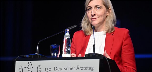 Bundesgesundheitsministerin Nina Warken hält eine Rede zur Eröffnung des Ärztetages in Hannover.
